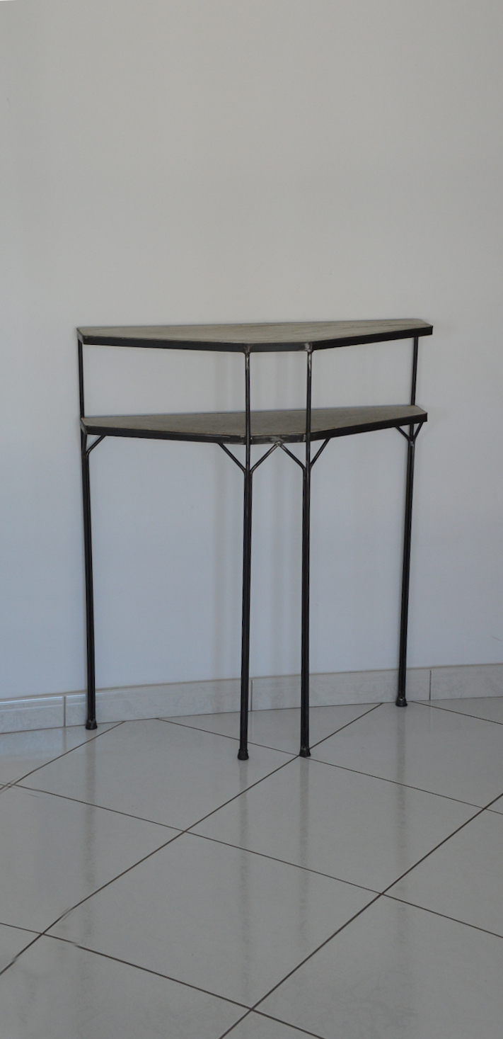 console de forme géométrique à plateau en béton ciré